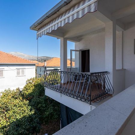 Cozy 1-Bedroom Apartment Near The Center Of Trogir Exterior foto