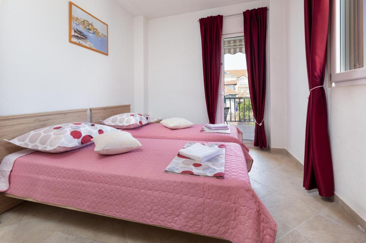 Cozy 1-Bedroom Apartment Near The Center Of Trogir Exterior foto